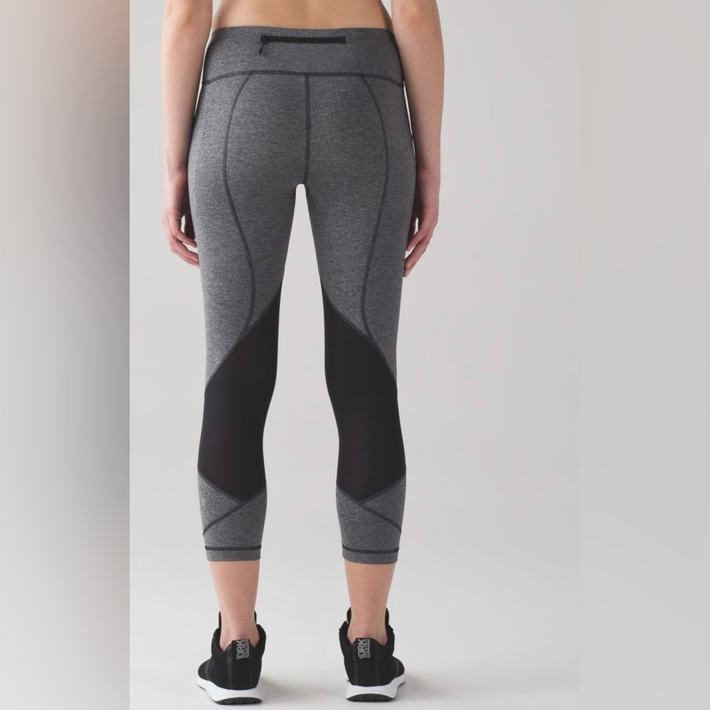 Lululemon Pace Rival Crop *22"
Heathered Black / Black Size 4